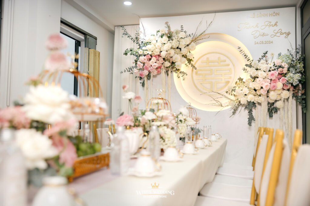 Trang Trí Gia Tiên Quận 7 & Nhà Bè: Khu Đô Thị Mới, Chung Cư Cao Cấp 8 White Wedding luôn đánh giá đây là sự kết hợp hài hòa, bởi khi diện tích có giới hạn, sự tinh gọn trong bố cục sẽ giúp không gian trở nên thoáng hơn, sáng hơn và vẫn giữ được cảm giác trang trọng cần thiết cho ngtrang tri gia tien - minimal -hien dai1hi lễ.