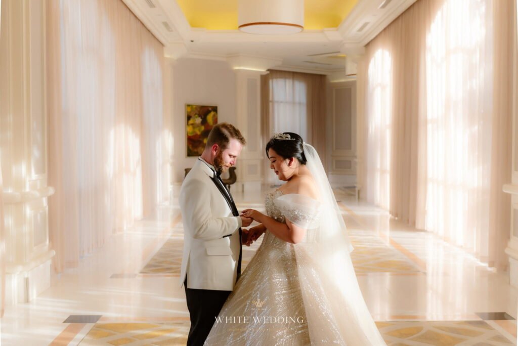 Tiệc Cưới Ngoài Trời hay Trong Nhà Hàng: So Sánh Chi Tiết Để Chọn Đúng 15 trang tri le vows endless waves white wedding 22