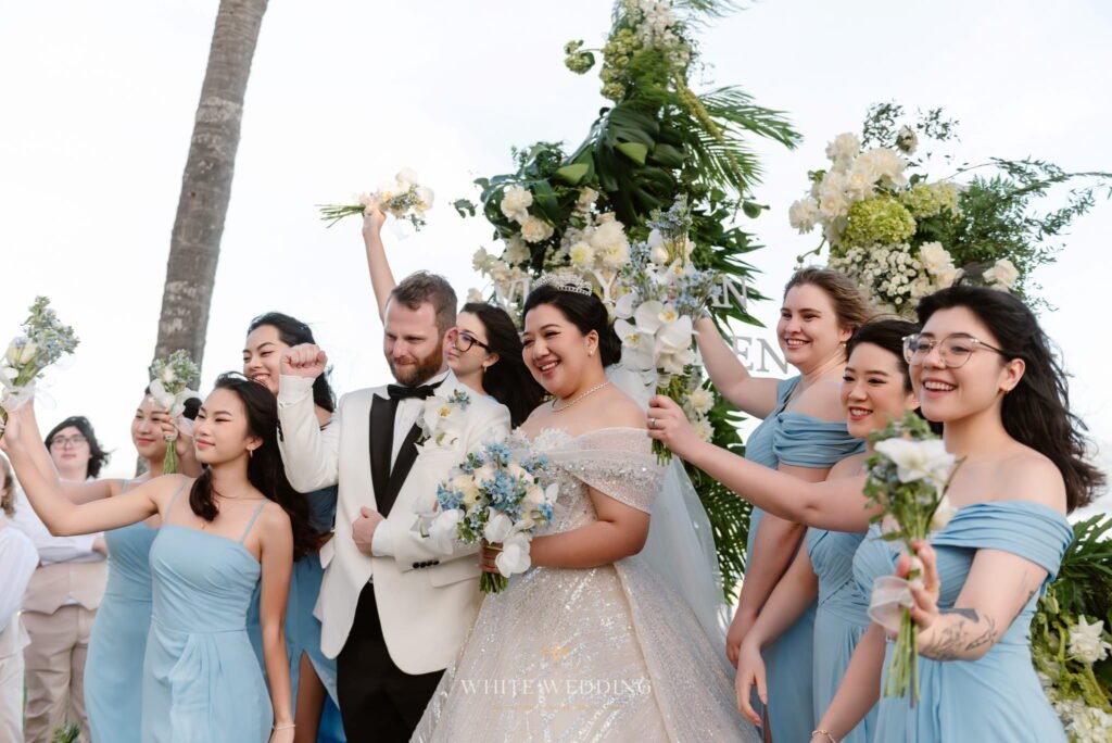 Tiệc Cưới Ngoài Trời hay Trong Nhà Hàng: So Sánh Chi Tiết Để Chọn Đúng 14 trang tri le vows endless waves white wedding 43