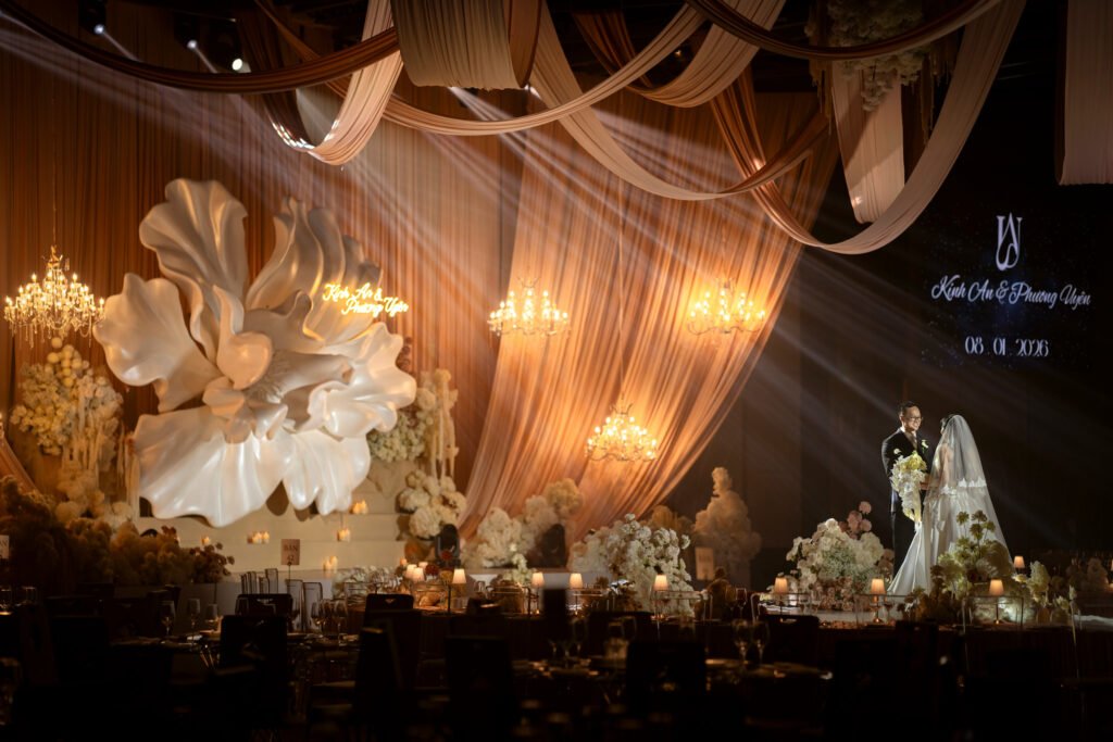 Cách Chọn Đơn Vị Trang Trí Cưới Uy Tín: 7 Tiêu Chí Không Thể Bỏ Qua 10 trang tri tiec cuoi a symphony of blooms white wedding 32