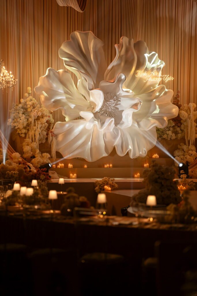 Cách Chọn Đơn Vị Trang Trí Cưới Uy Tín: 7 Tiêu Chí Không Thể Bỏ Qua 8 trang tri tiec cuoi a symphony of blooms white wedding 34