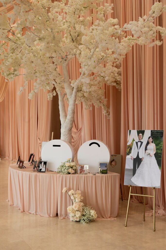 Cách Chọn Đơn Vị Trang Trí Cưới Uy Tín: 7 Tiêu Chí Không Thể Bỏ Qua 9 trang tri tiec cuoi a symphony of blooms white wedding 35