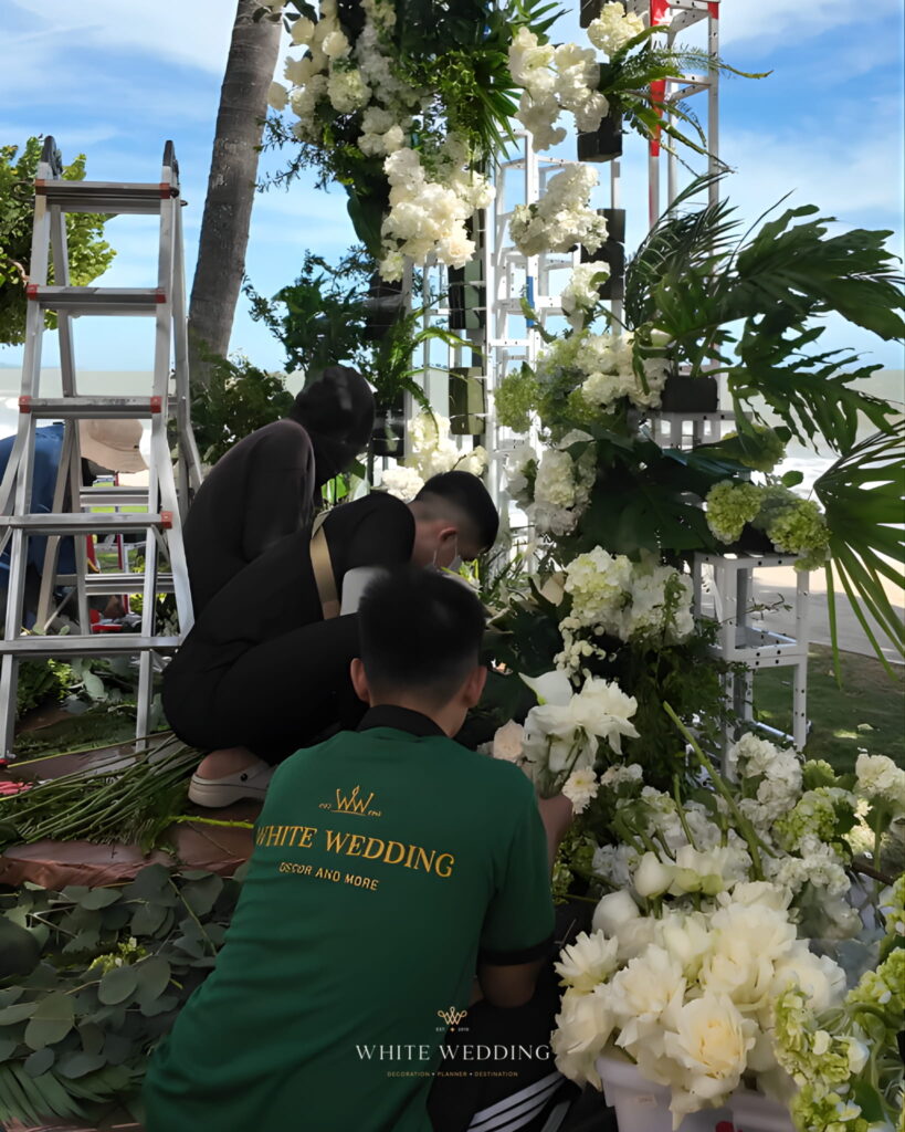 Tiệc Cưới Ngoài Trời TP.HCM: Địa Điểm, Chi Phí & Lưu Ý Thực Tế 20 trang tri tiec cuoi green land white wedding 5