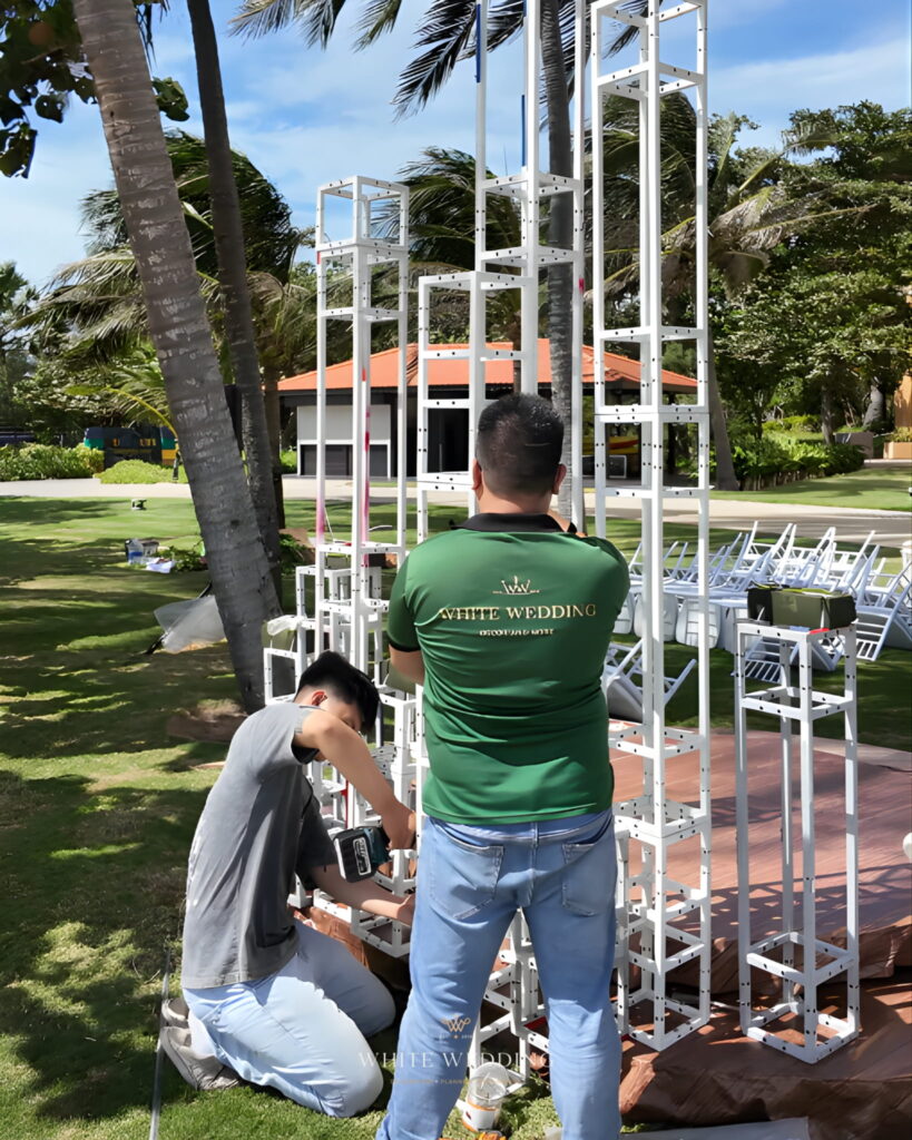 Tiệc Cưới Ngoài Trời TP.HCM: Địa Điểm, Chi Phí & Lưu Ý Thực Tế 19 trang tri tiec cuoi green land white wedding 6
