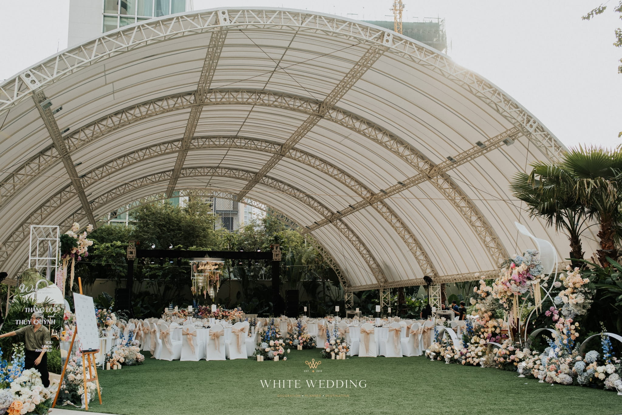 trang tri tiec cuoi love in bloom white wedding 13