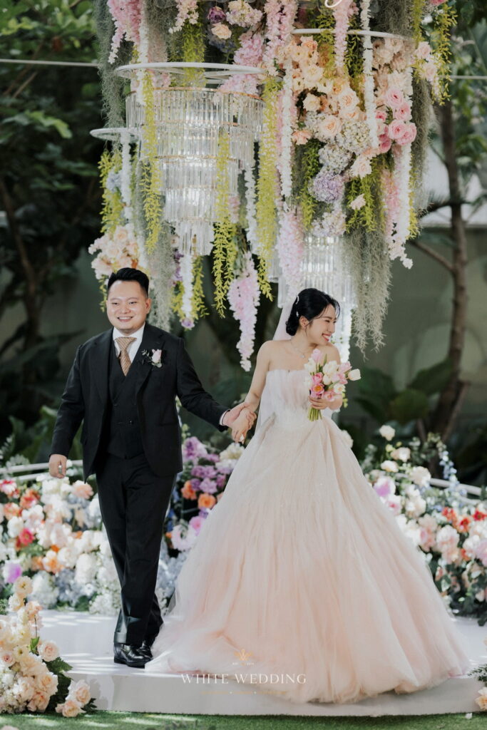 trang tri tiec cuoi love in bloom white wedding 25