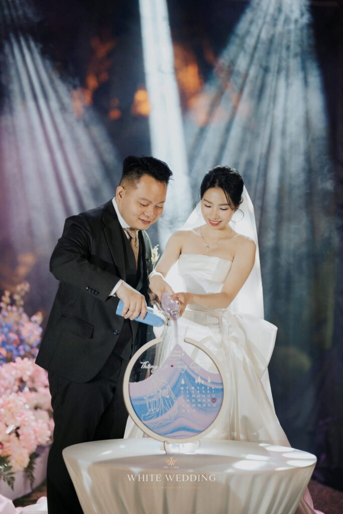 trang tri tiec cuoi love in bloom white wedding 36
