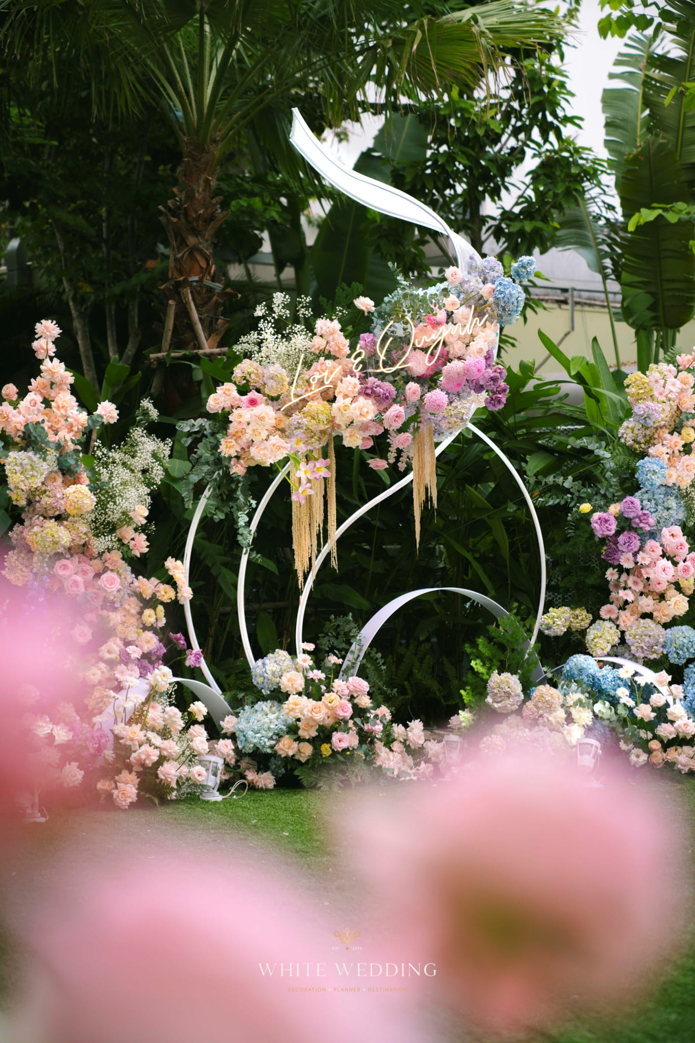 trang tri tiec cuoi love in bloom white wedding 52