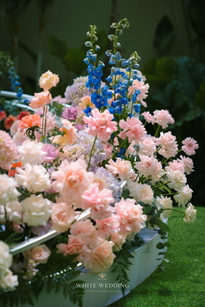 trang tri tiec cuoi love in bloom white wedding 53