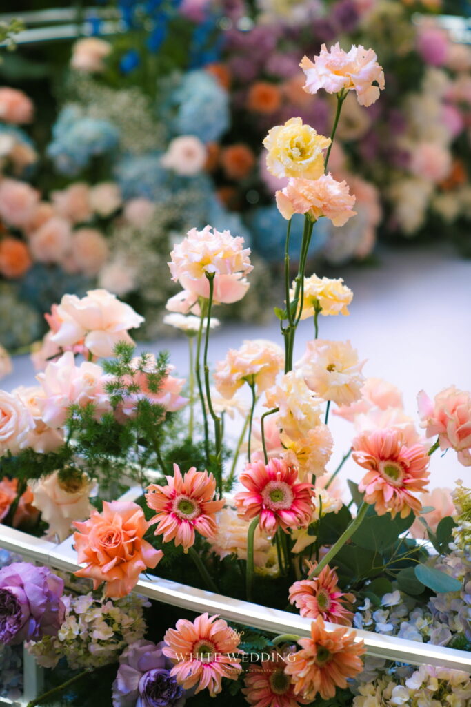 trang tri tiec cuoi love in bloom white wedding 56