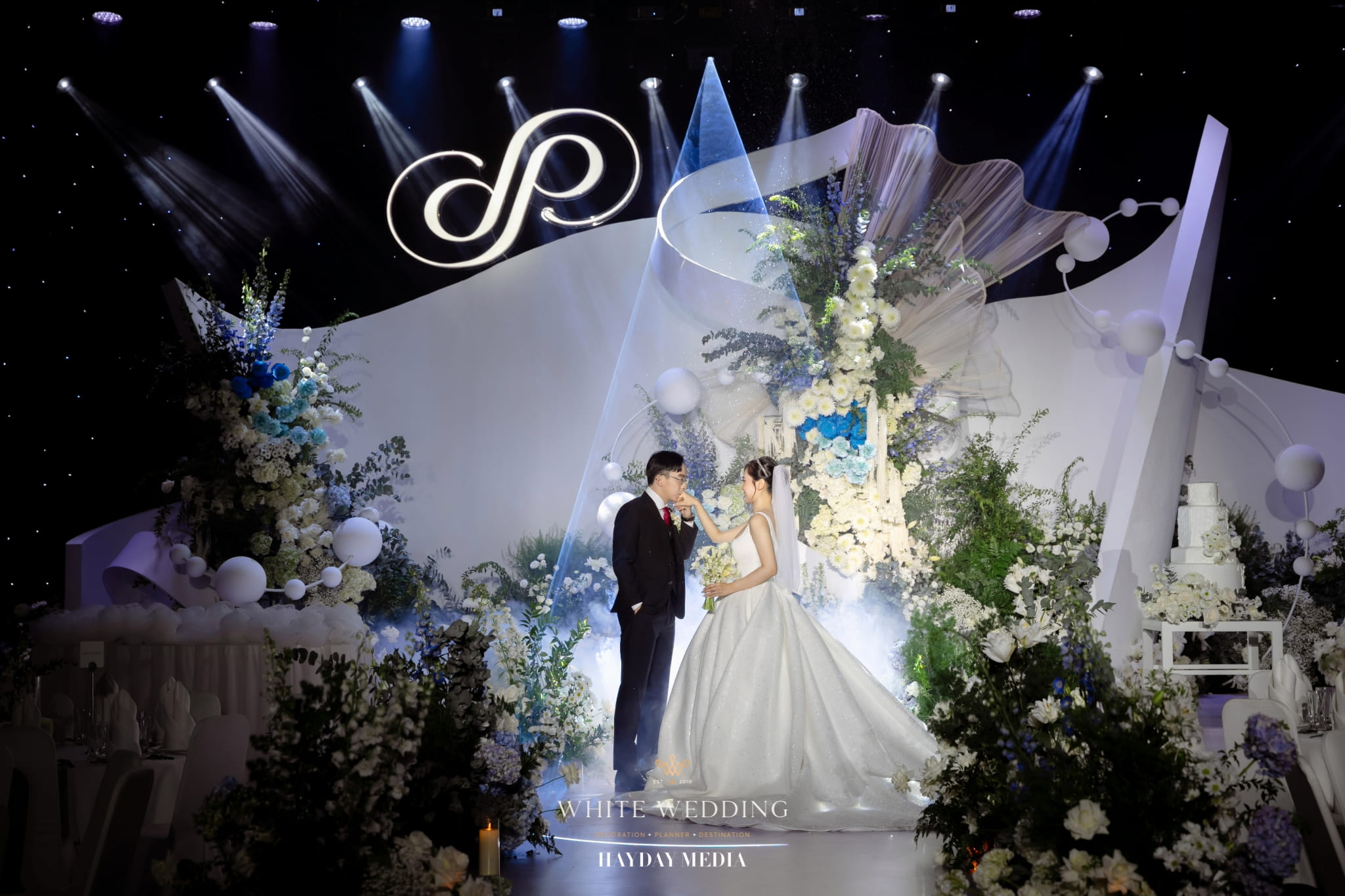 trang tri tiec cuoi pure infinity white wedding 30