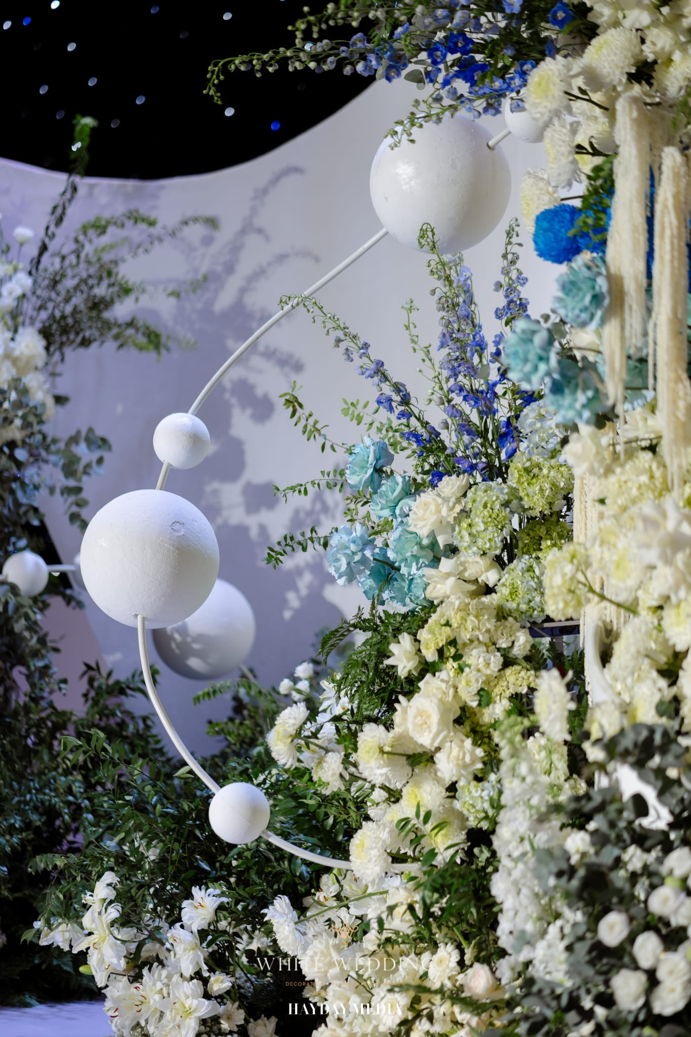 trang tri tiec cuoi pure infinity white wedding 35