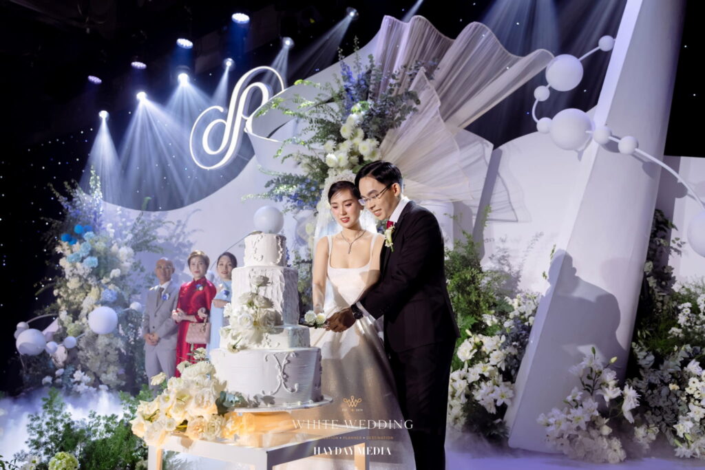 trang tri tiec cuoi pure infinity white wedding 38