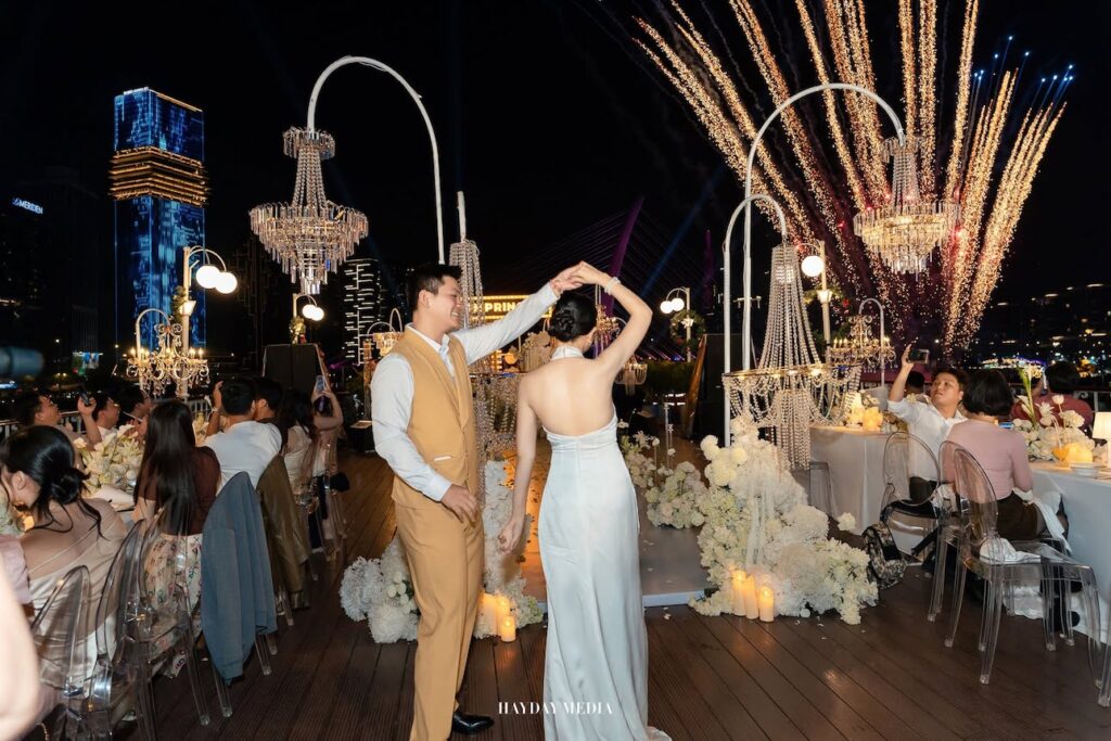 Tiệc Cưới Ngoài Trời: Những Lưu Ý Thực Tế Về Chất Liệu Và Kỹ Thuật Khi Decor 2 tiec cuoi ngoai troi