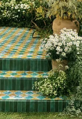Bậc gạch mosaic xanh vàng thủ công