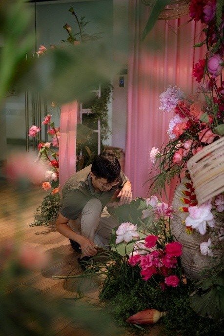 Biến hóa phòng cộng đồng chung cư thành không gian lễ gia tiên 8 Cắm hoa trụ tre trang trí lễ gia tiên Hồng Môn Hoa Viên
