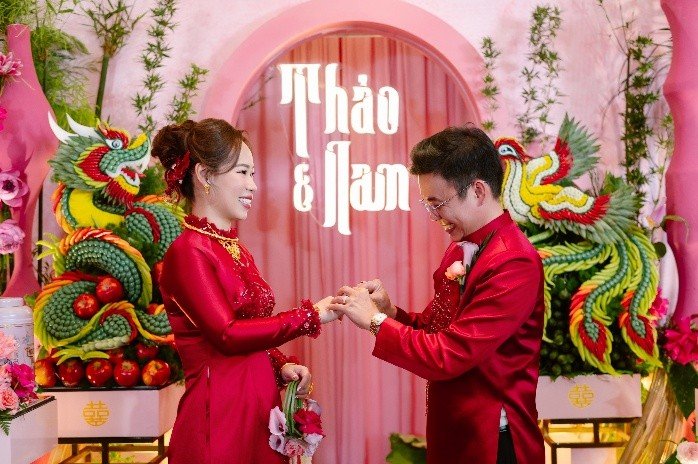 Biến hóa phòng cộng đồng chung cư thành không gian lễ gia tiên 28 Cô dâu chú rể trao nhẫn trước ô vòm Thảo & Nam