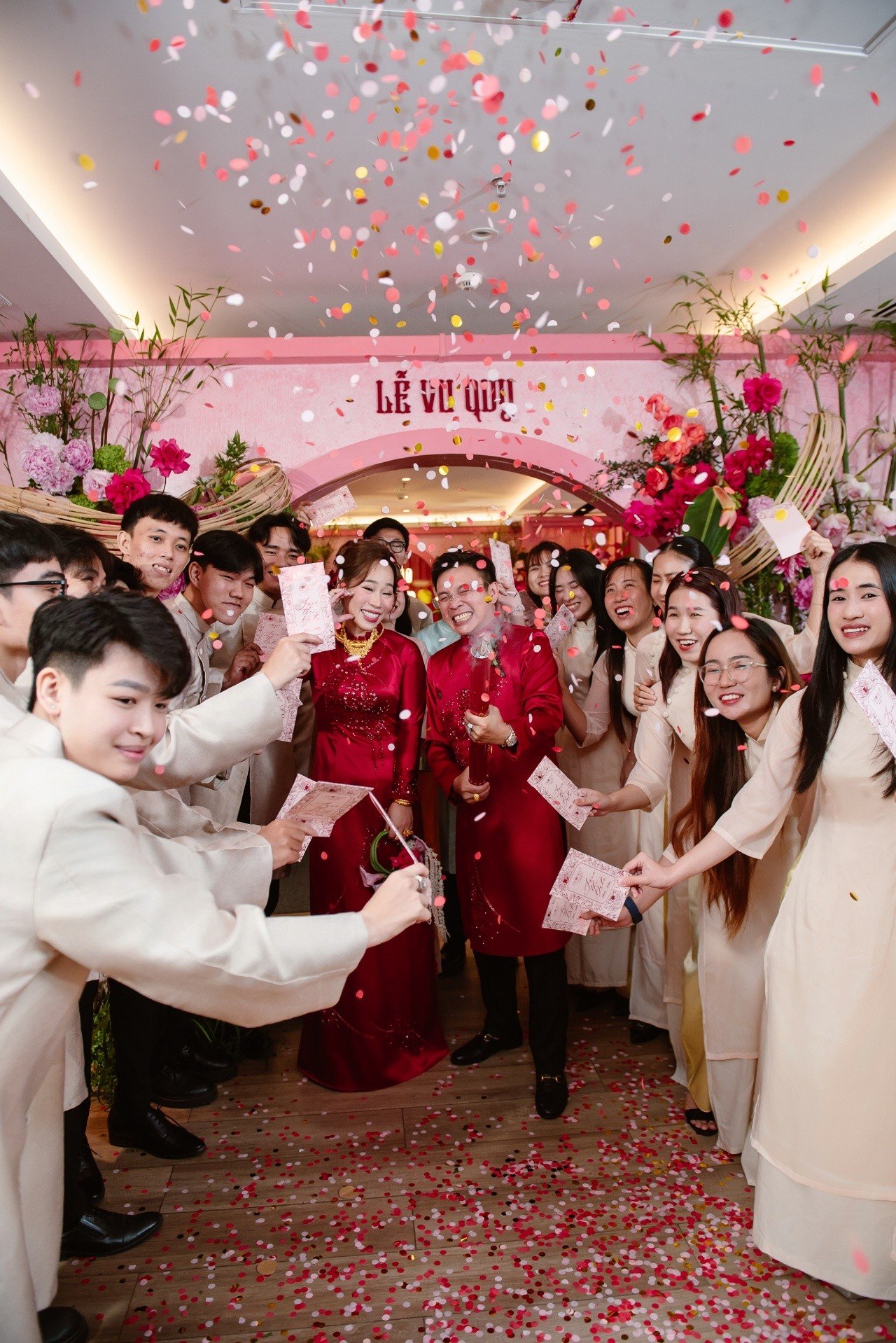 Biến hóa phòng cộng đồng chung cư thành không gian lễ gia tiên 31 Gia đình và bạn bè tung pháo giấy mừng lễ vu quy tại phòng cộng đồng chung cư