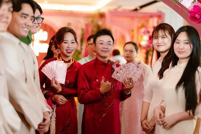 Biến hóa phòng cộng đồng chung cư thành không gian lễ gia tiên 27 Phù dâu phù rể áo dài trong lễ gia tiên Hồng Môn Hoa Viên